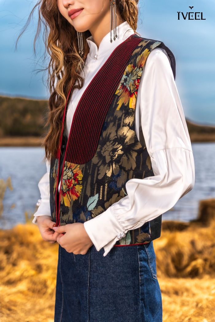 Энгэр ширээстэй хантааз