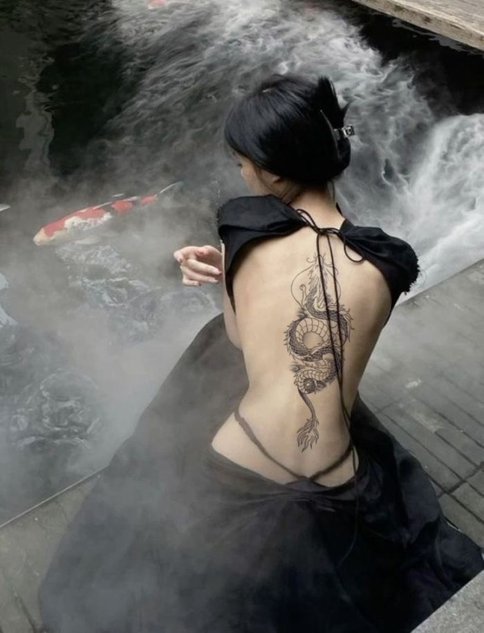 Луун шивээстэй охин Усан шивээс