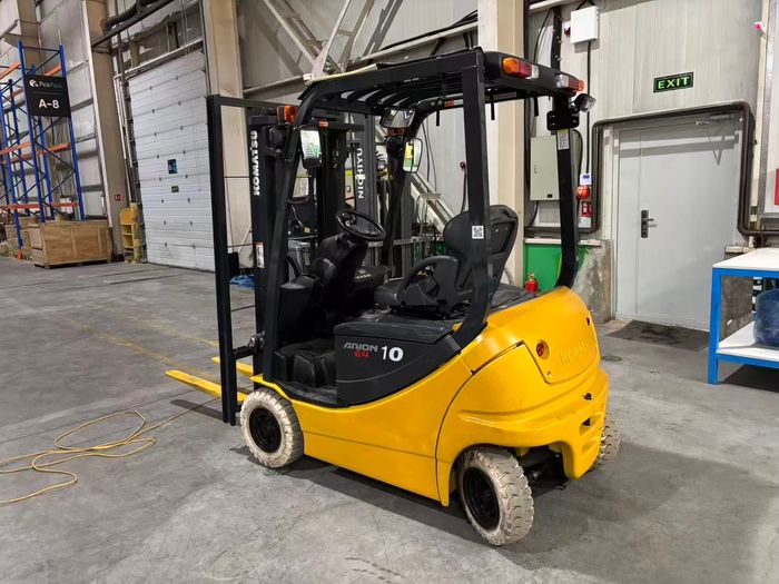 Komatsu сэрээт өргөгч