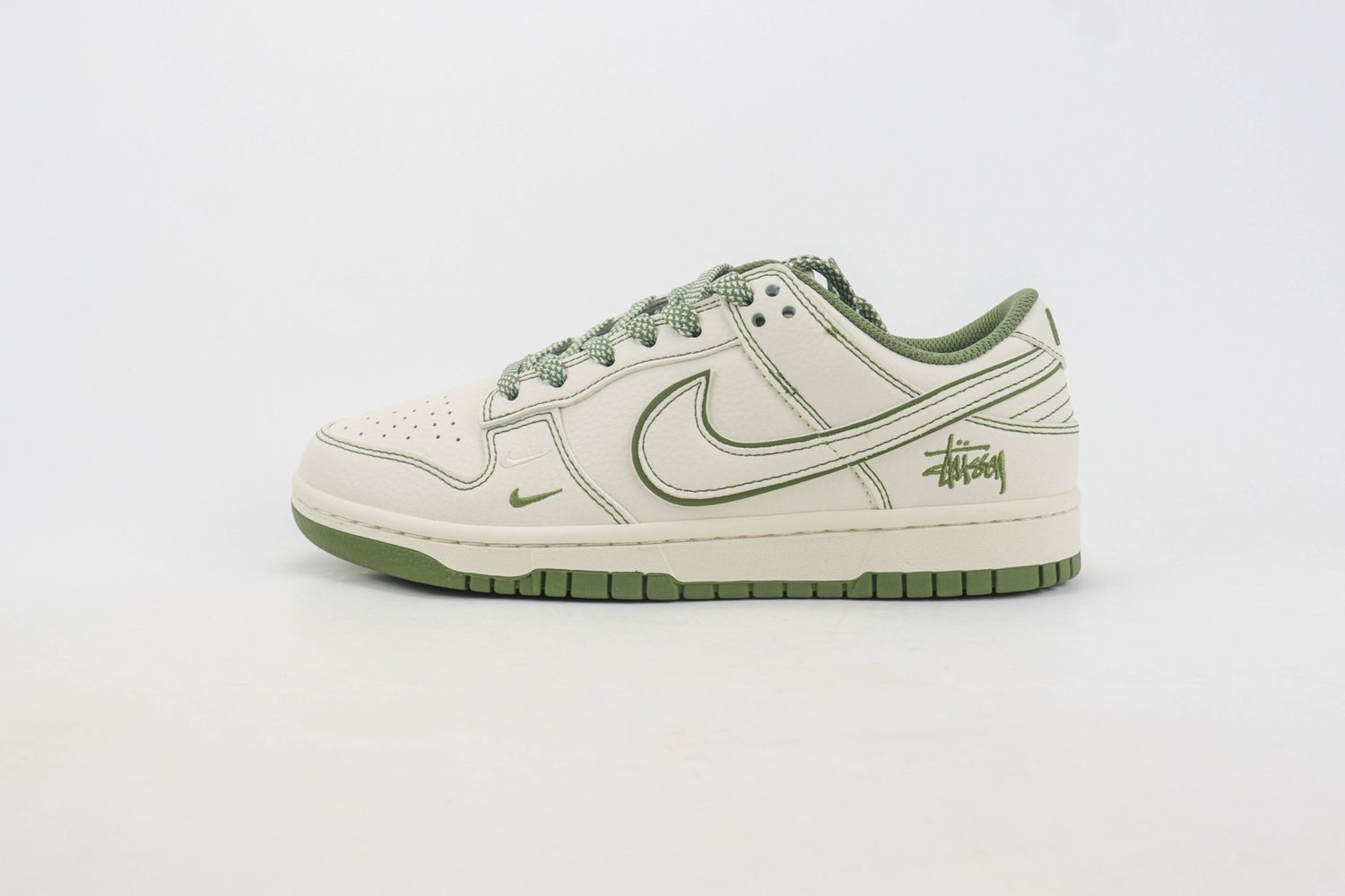 Nike SB Dunk Low x Stussy 108
