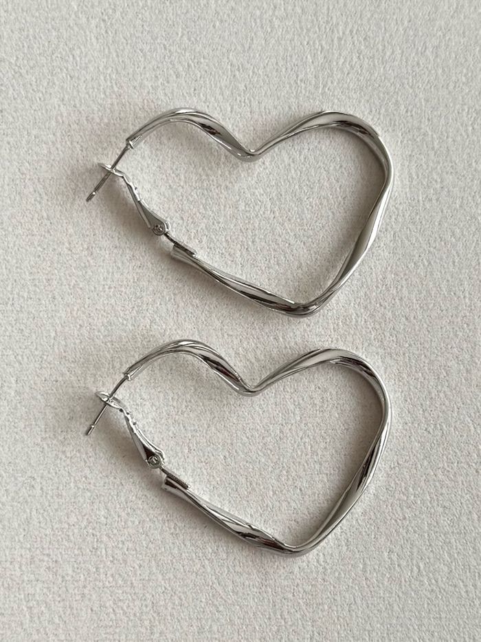 Heart-shaped hoop earrings