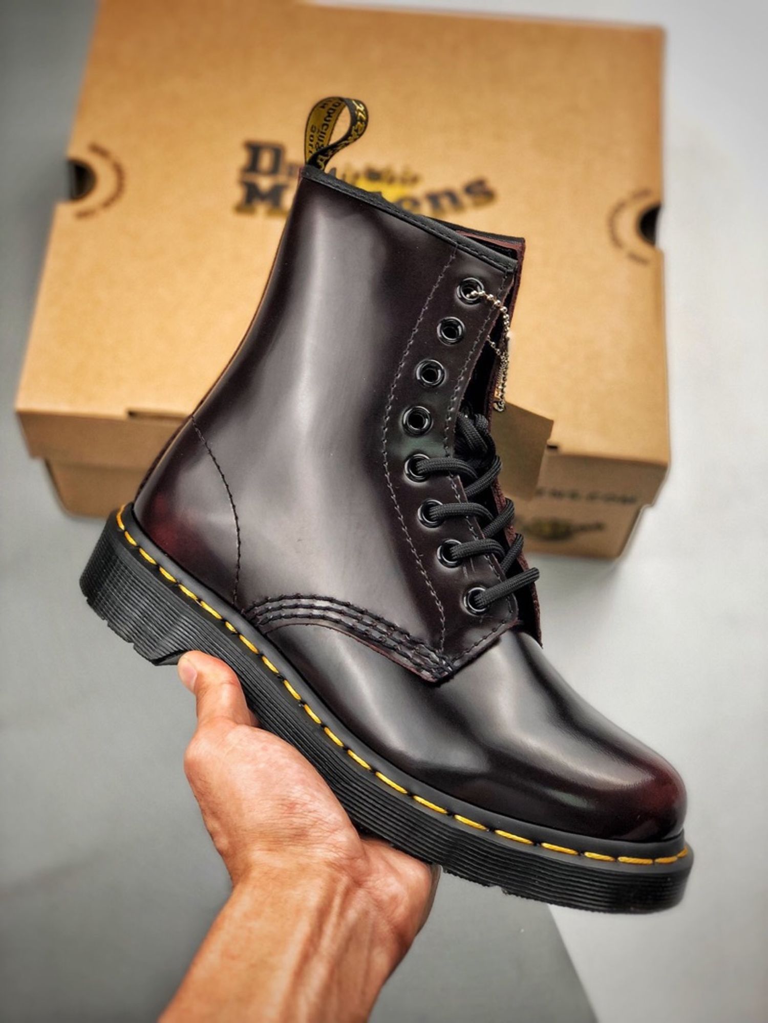 Dr.Martens 1460 8-eye “Cherry Red Arcadia”