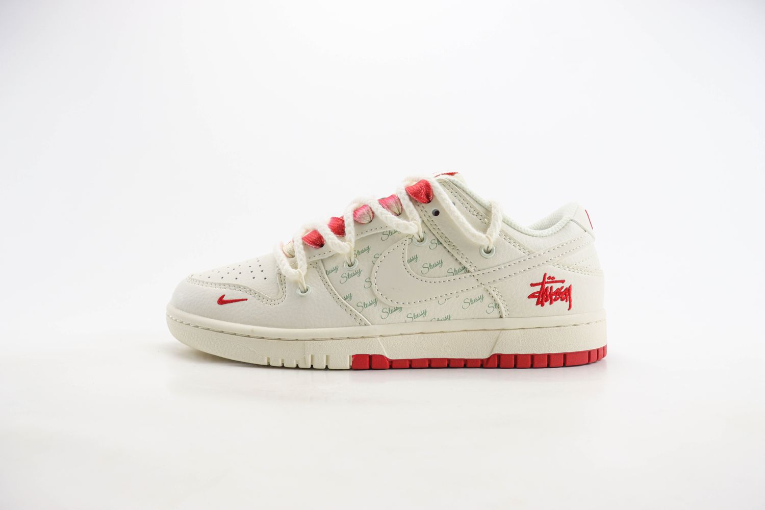 Nike SB Dunk Low x Stussy 31