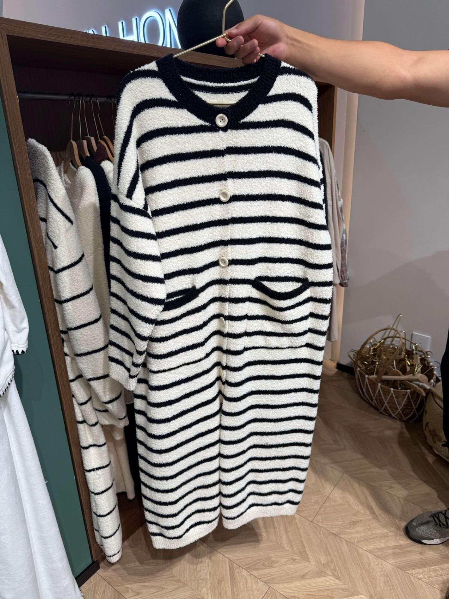 Эмэгтэй гэрийн зөөлөн, дулаан, сайн чанарын материалтай хос хувцас