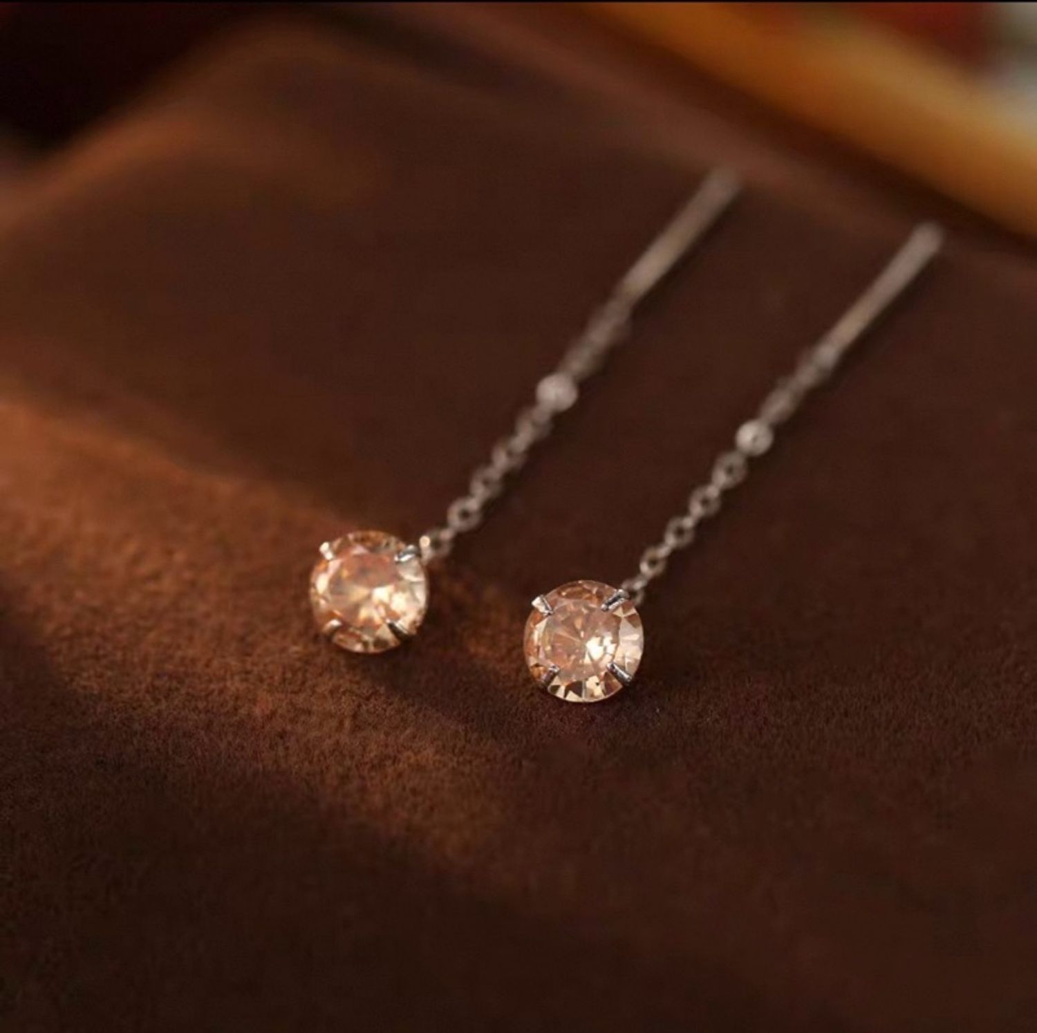 Мөнгөн ээмэг гинжтэй бор шаргал