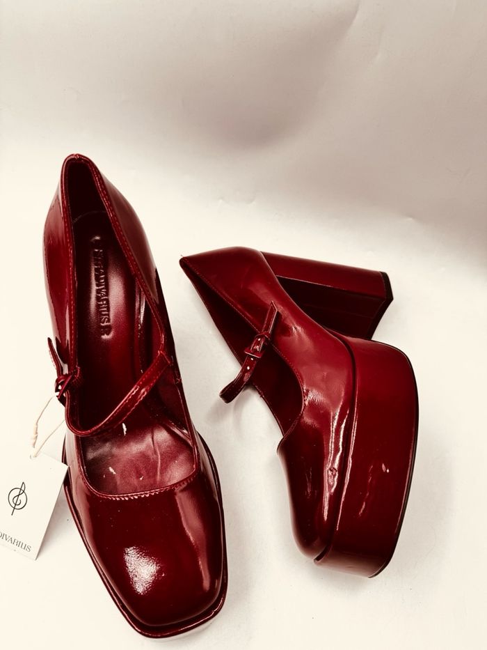 Stradivarius wine Platform