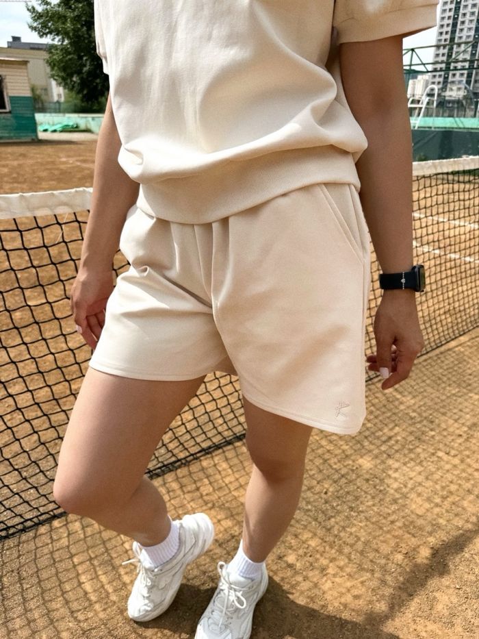 Creamy beige short