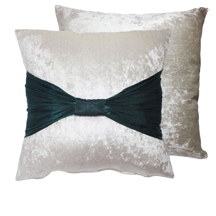 цагаан гялгар дээр ногоон бантактай