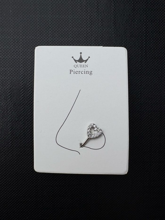 Хамрын хавчдаг ээмэг