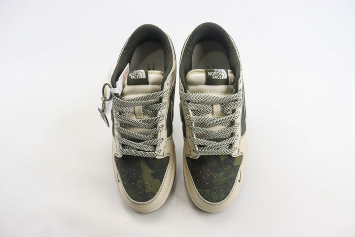  Nike SB Dunk Low x  The North Face 17