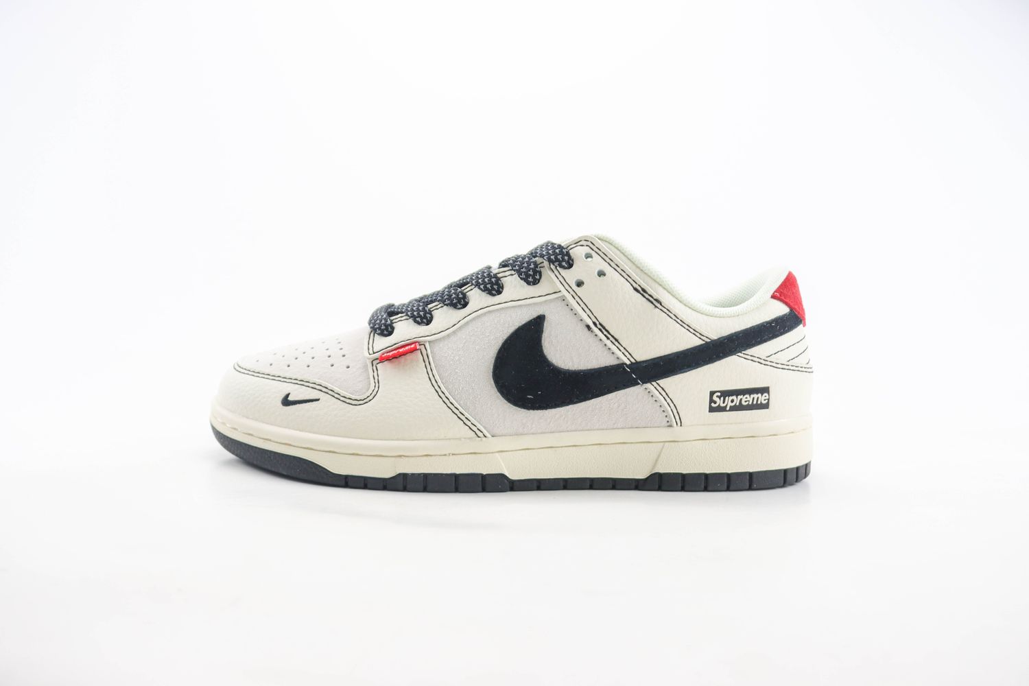 Nike SB Dunk Low x supreme 02