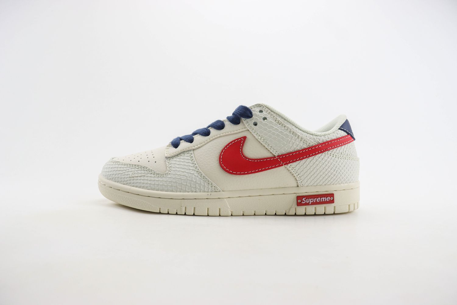 Nike SB Dunk Low x supreme 86