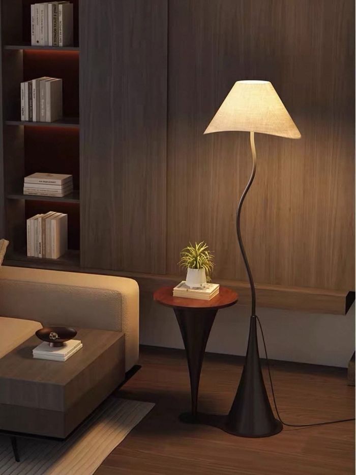 Хажуудаа ширээтэй шалны гэрэл