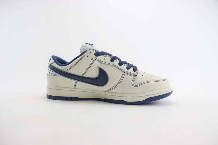  Nike SB Dunk Low x Supreme 