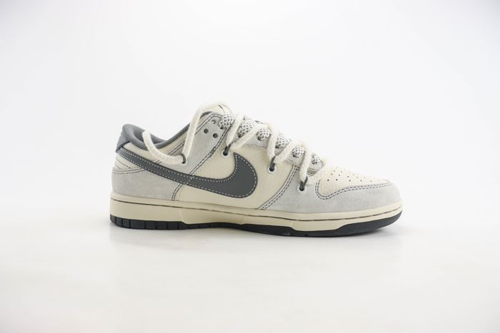 Nike SB Dunk Low x The North Face x supreme 02