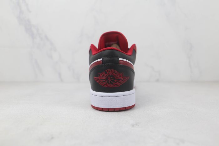 Jordan 1 Low Bulls