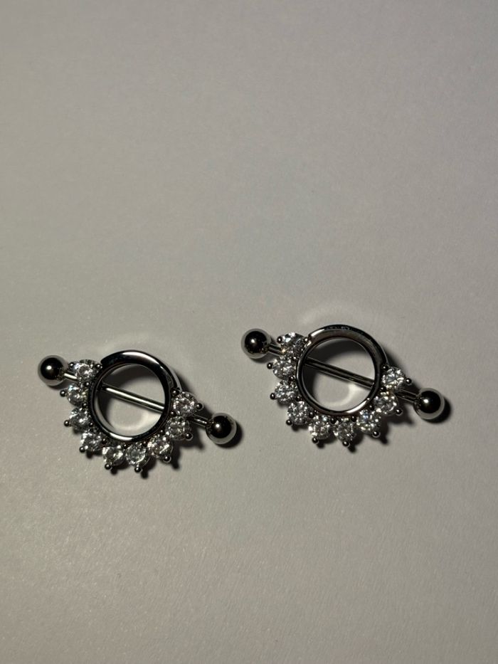 Хөхний ээмэг