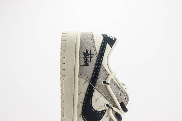  Nike SB Dunk Low x Stussy 70