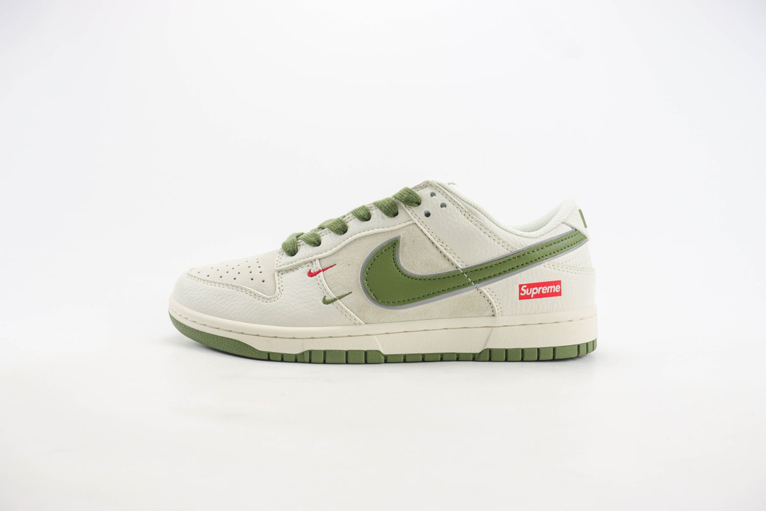 Nike SB Dunk Low x supreme 56