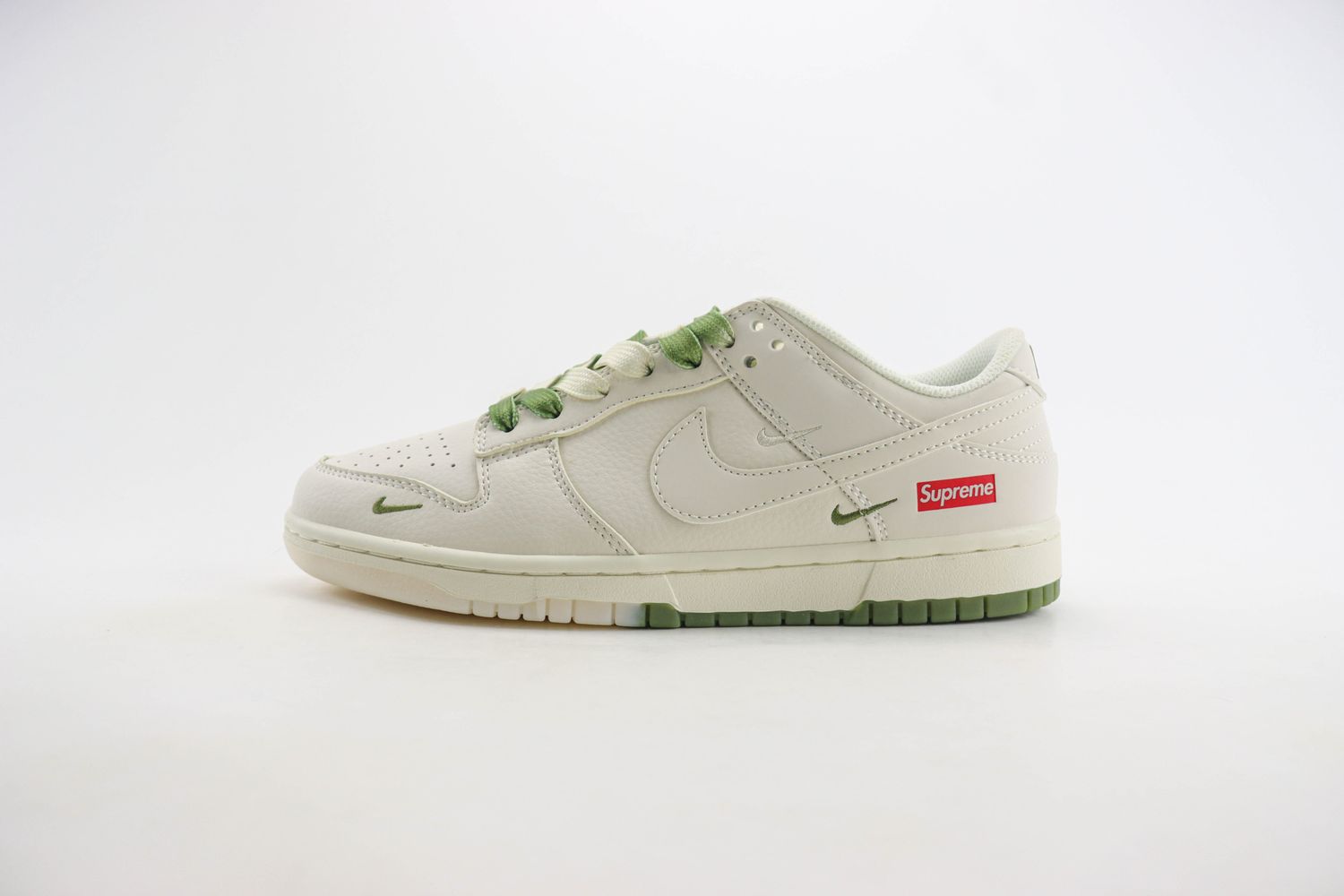 Nike SB Dunk Low x supreme 82