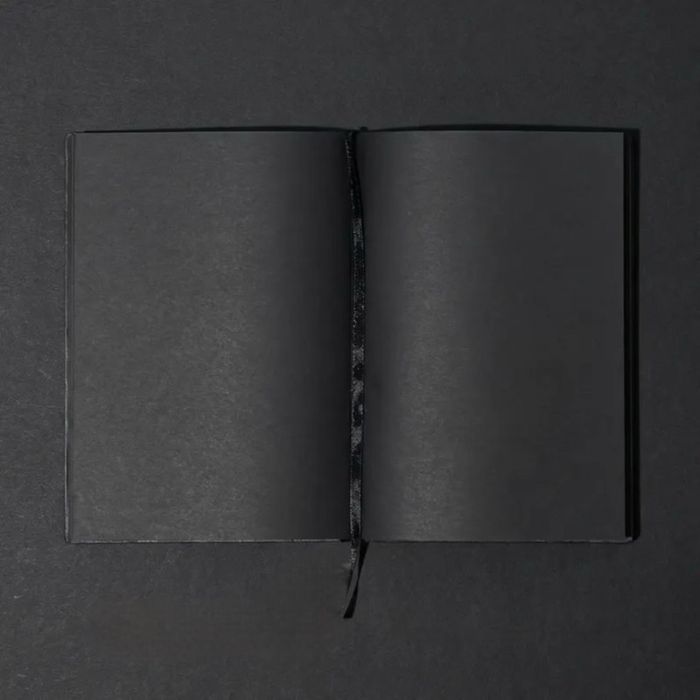 Хар дэвтэр цагаан үзэгтэй