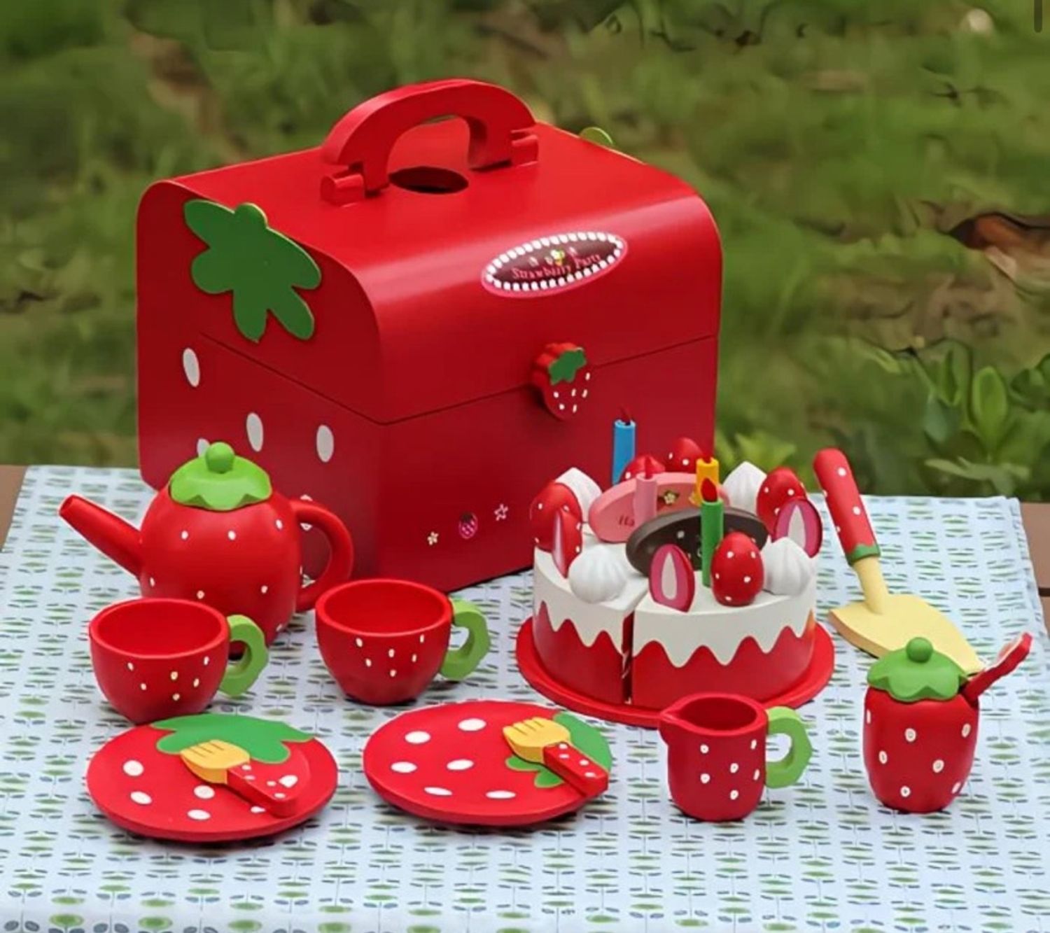 Гүзээлзгэнэтэй өглөөний цай ком