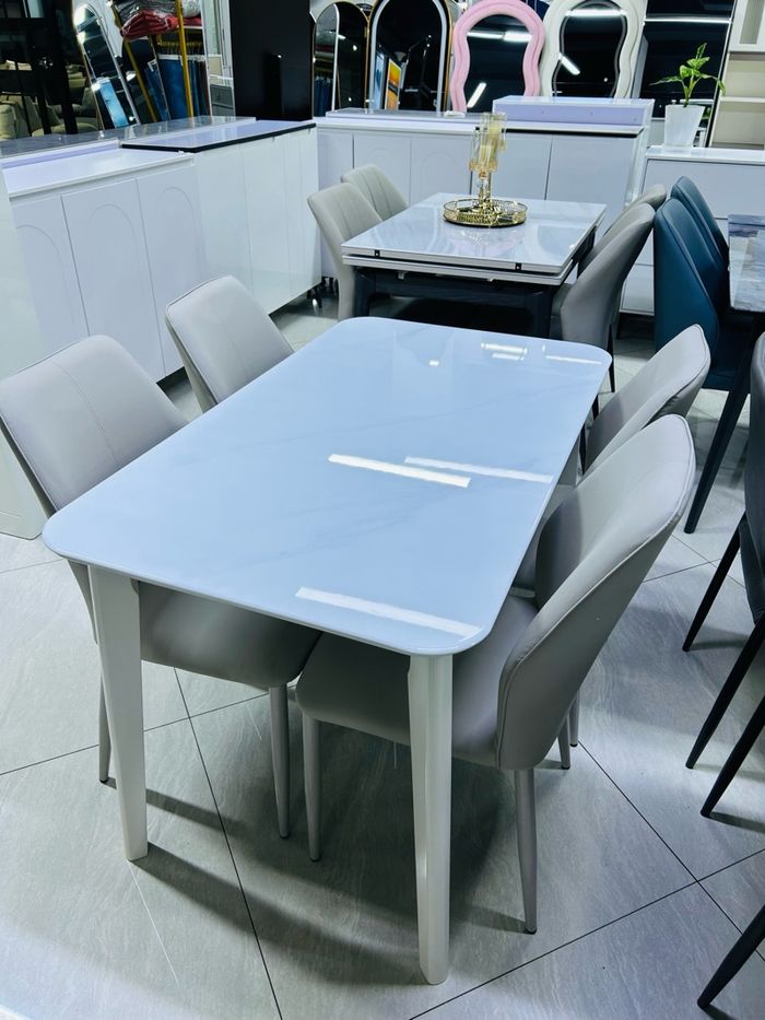 Чулуун тавцантай ширээ 