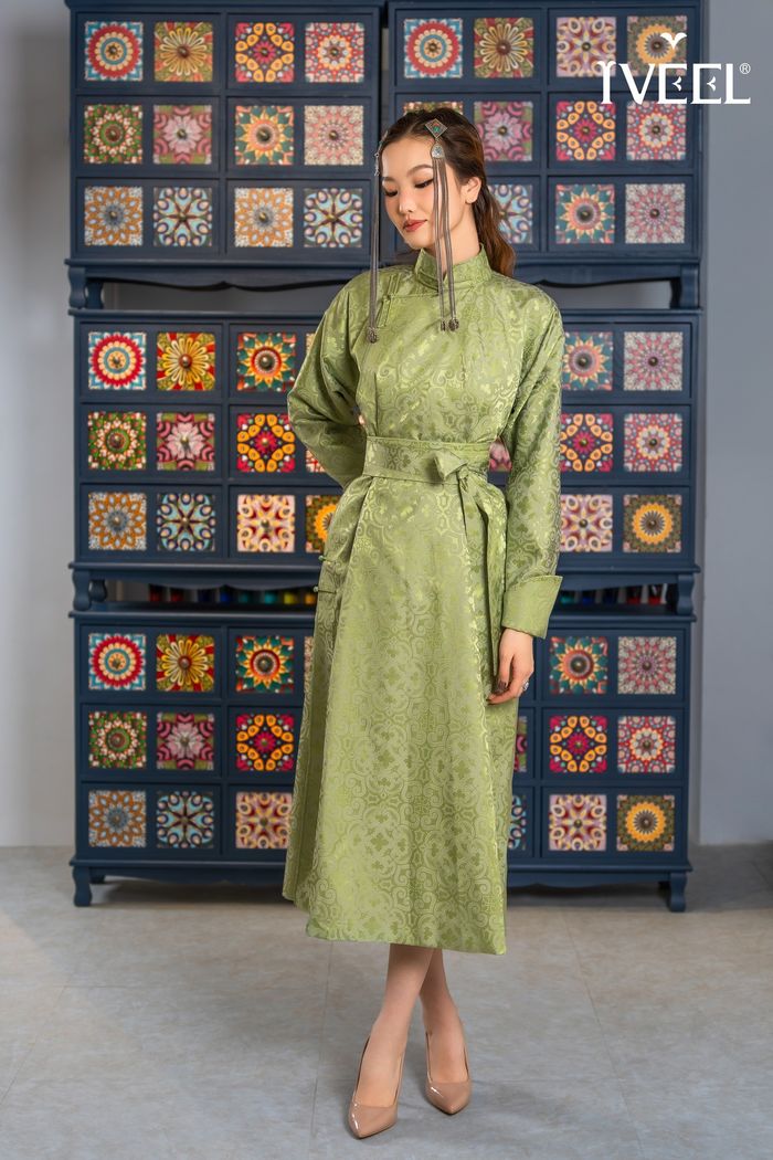 Эмжээртэй уламжлалт дээл