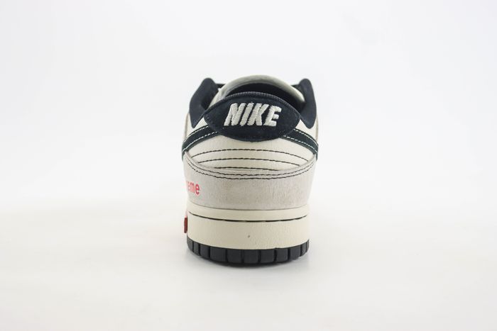 Nike SB Dunk Low x supreme 52