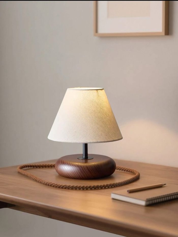 Модон суурьтай ширээний гэрэл