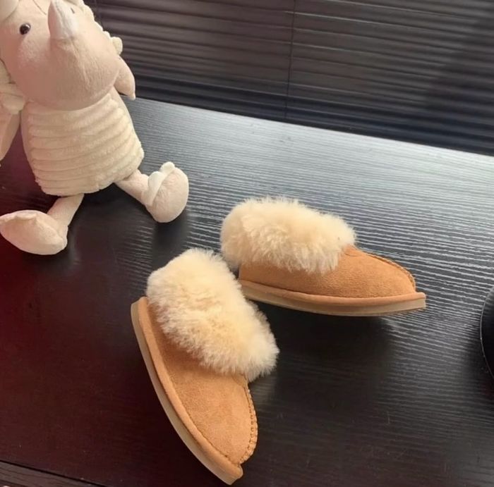 UGG Fold Baby Brown