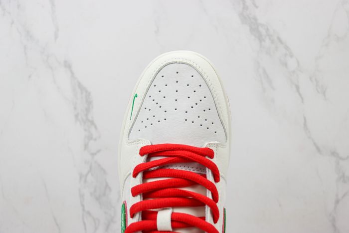 NK Dunk Low Christmas