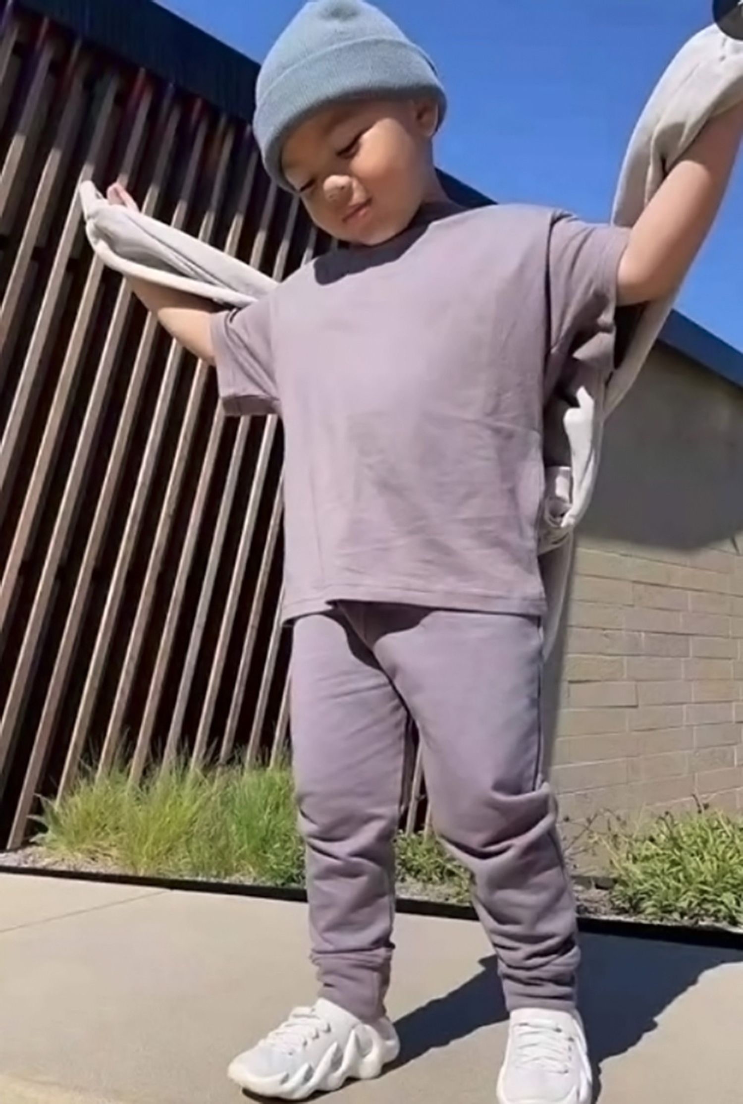 KT фудболка өмдтэй хослол