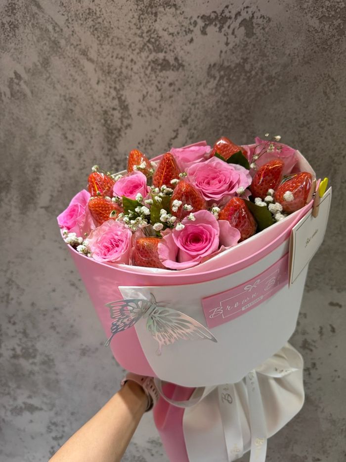 Pink roses & strawberries