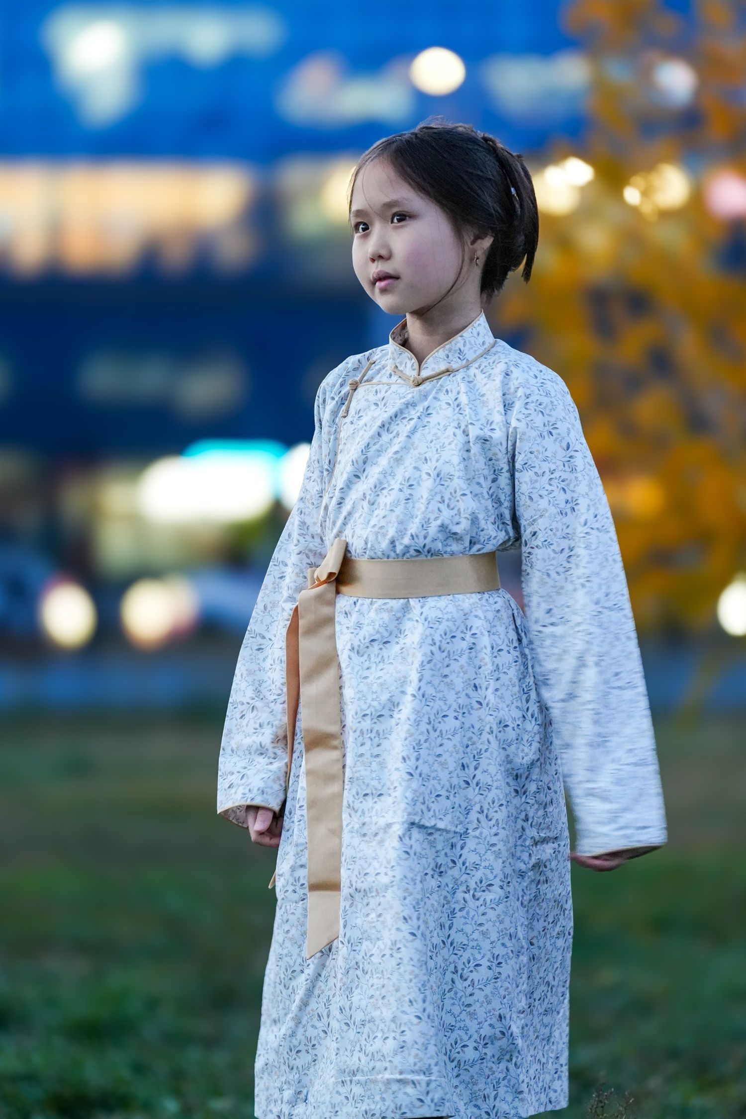 Навчин хээтэй цагаан дээл