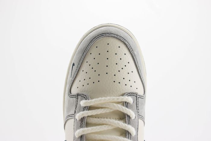 Nike SB Dunk Low x KAWS 03