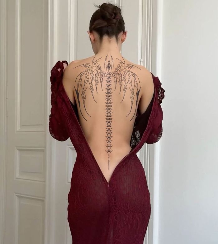 Нуруу бүтэн Эмэгтэй Усан шивээс