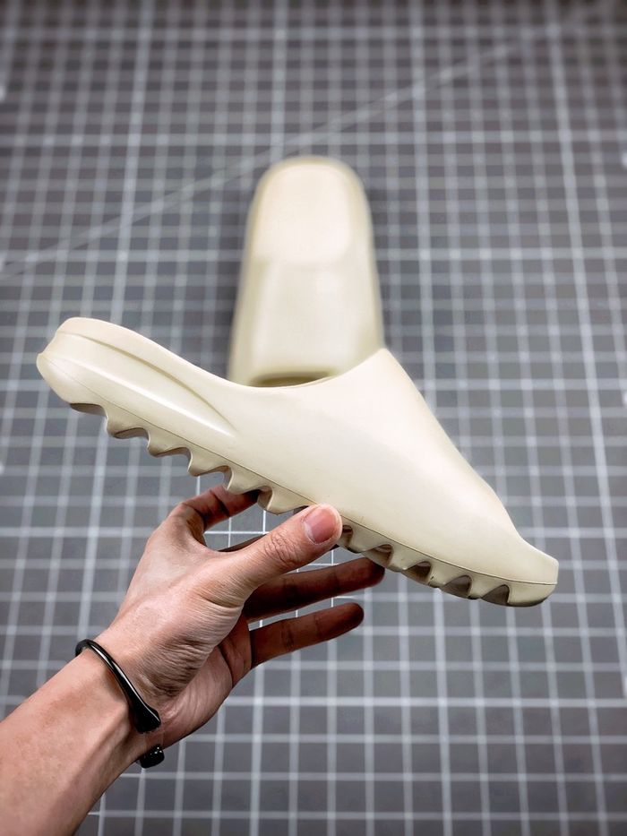 Kanye West x Adidas Yeezy Slide "Bone"🦴