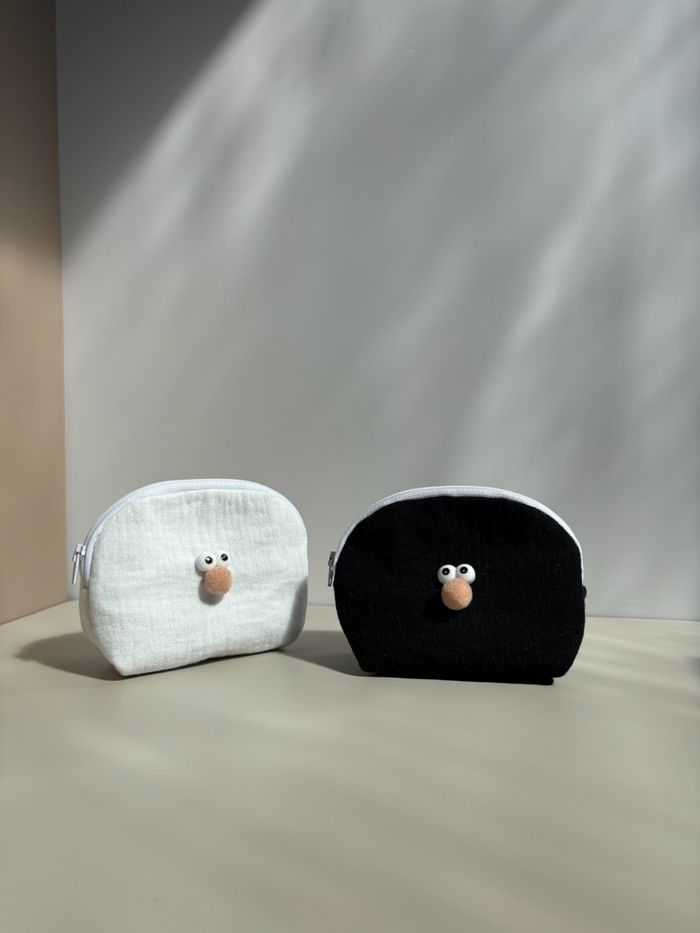 Petite face pouch