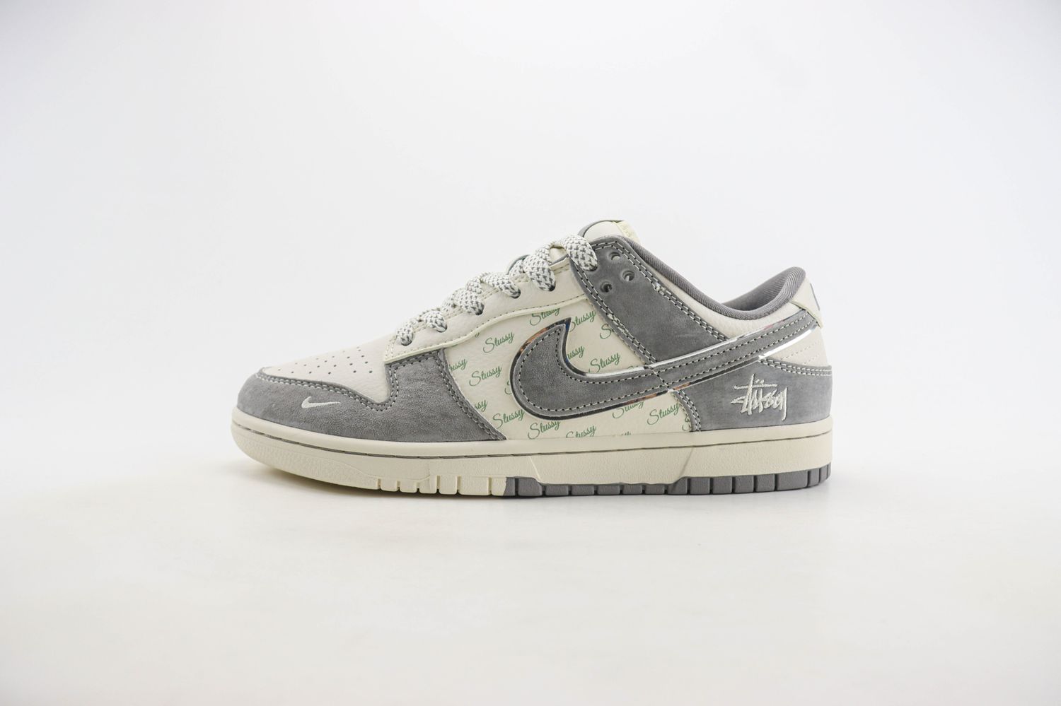  Nike SB Dunk Low x Stussy 110 