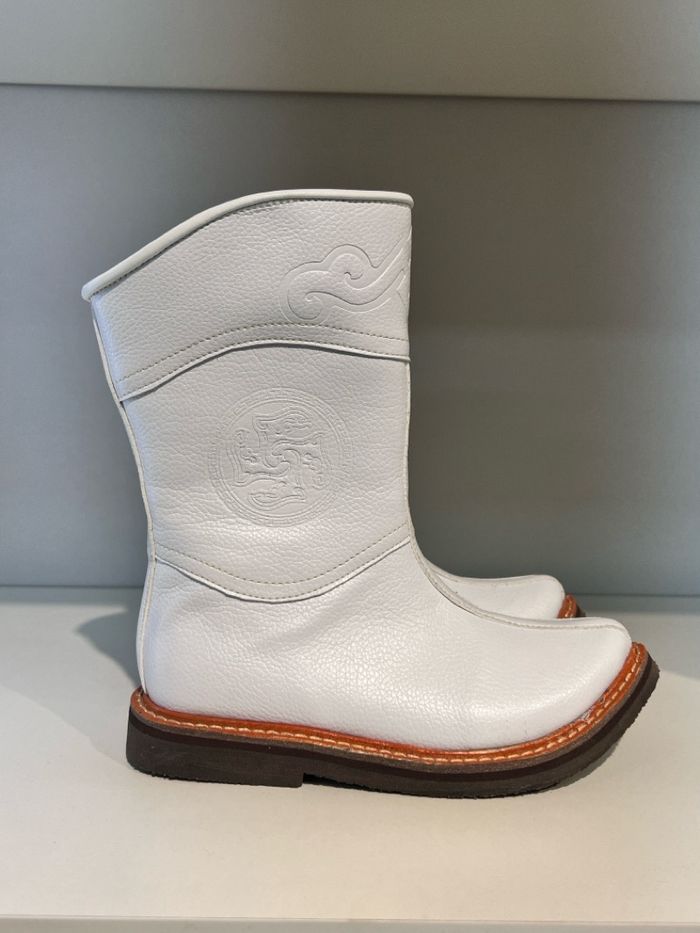 Монгол Гутал (Цагаан өнгө)