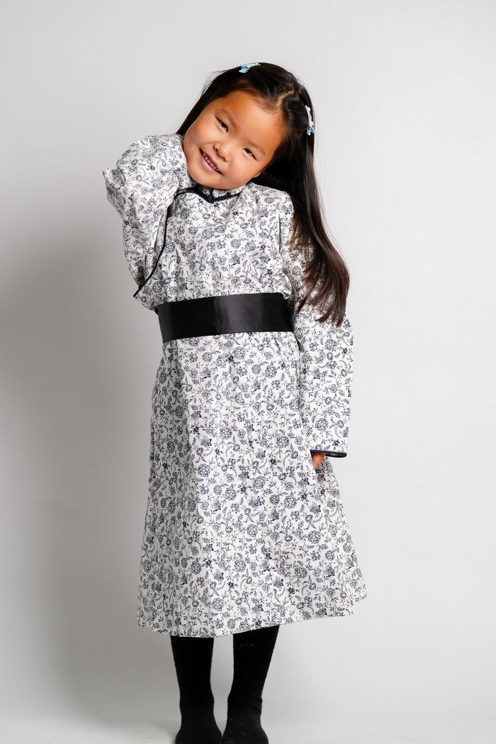 Хөх цэцэгтэй цагаан дээл