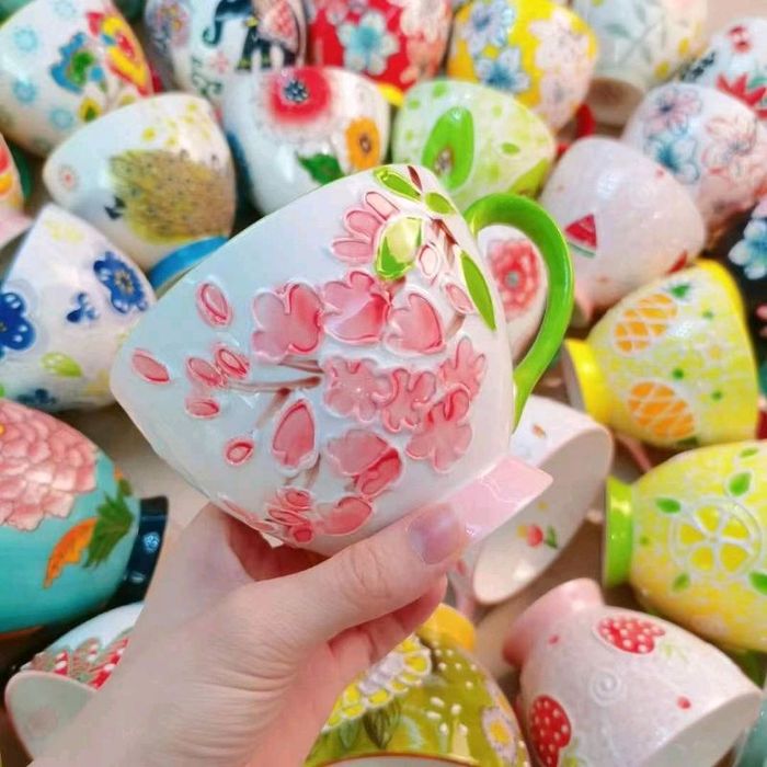 Загварлаг шаазан аяга