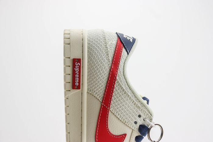 Nike SB Dunk Low x supreme 86