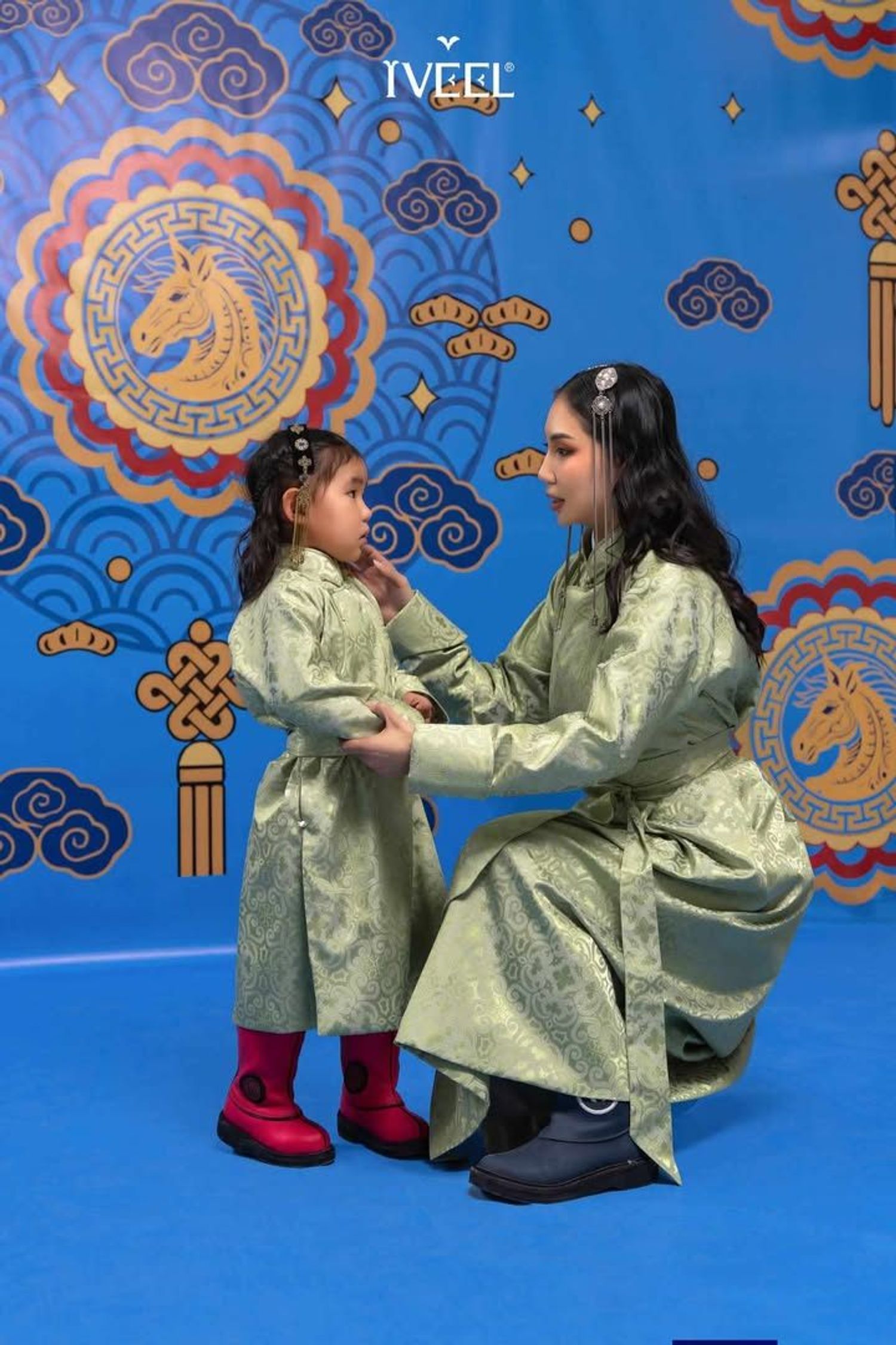 Хүүхдийн эмжээртэй дээл