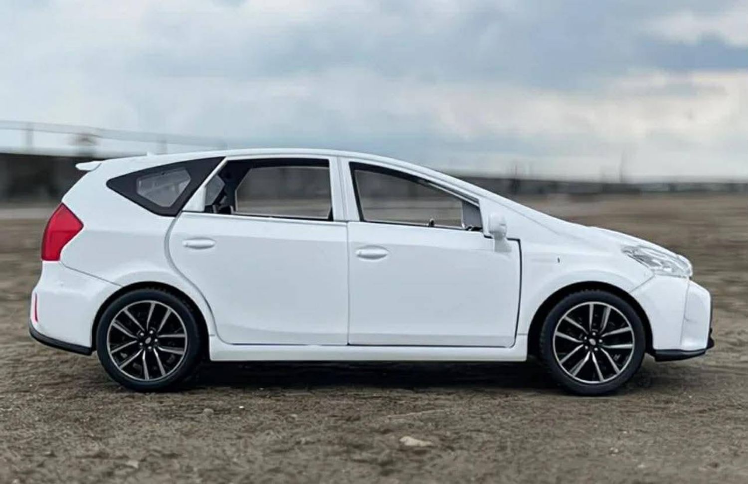 Toyata Prius 41 alpha white