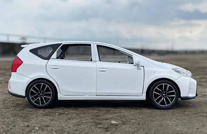 Toyata Prius 41 alpha white