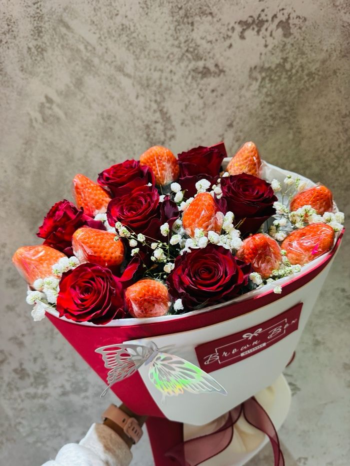 Гүзээлзгэнэтэй улаан сарнай