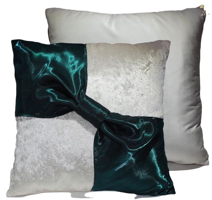 Гялгар цагаан дээр ногоон хосолсон