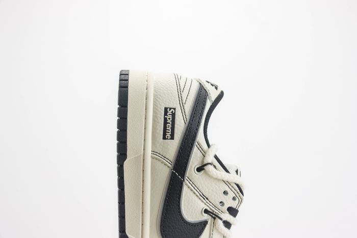 Nike SB Dunk Low x supreme 51